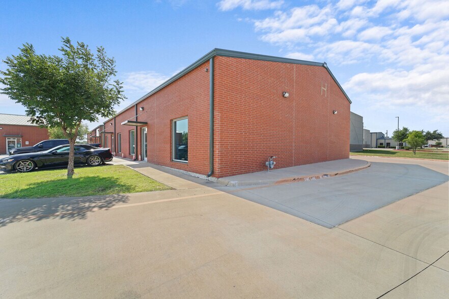 More Photos Of 414 Powerhouse St, McKinney Warehouse For Lease
