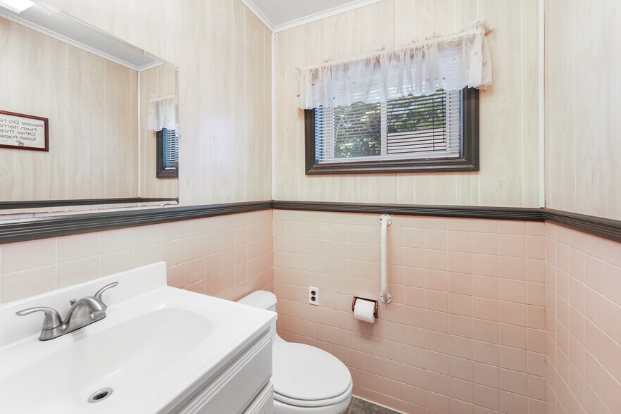 More Photos Of 97 W Montauk Hwy, Hampton Bays Office For Sale