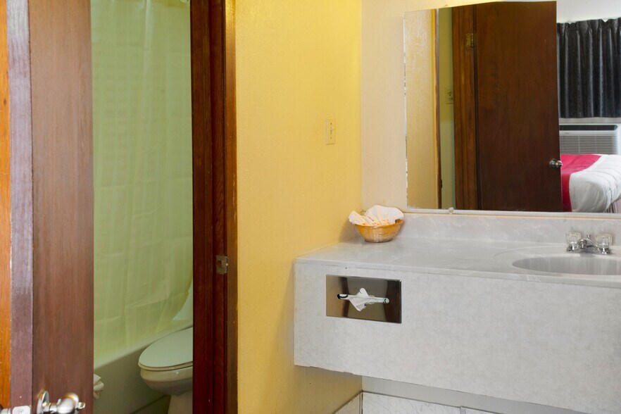 More Photos Of 823 NE Hwy 54, Guymon Hotel For Sale