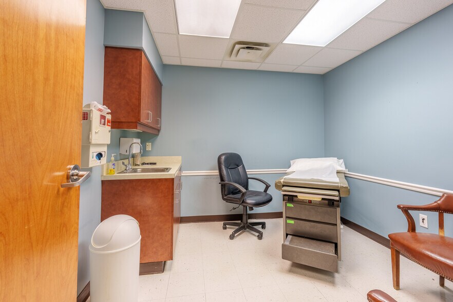 More Photos Of 727 Cox Creek Pky, Florence Healthcare For Sale