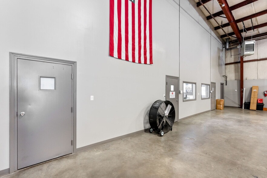 More Photos Of 3312 Gilmore Industrial Blvd, Louisville Warehouse For Lease