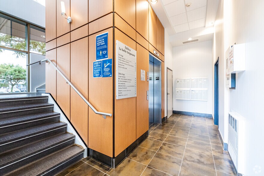 More Photos Of 10 Boul De La Seigneurie E, Blainville Storefront Retail Office For Sale