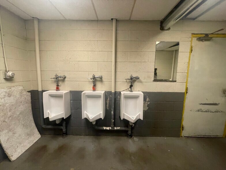 More Photos Of 9129 Euclid Ave, Manassas Warehouse For Lease