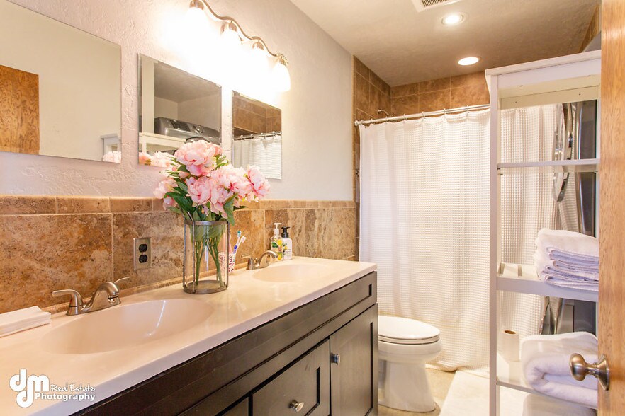 More Photos Of 8801-8811 Toloff St, Anchorage Office For Sale