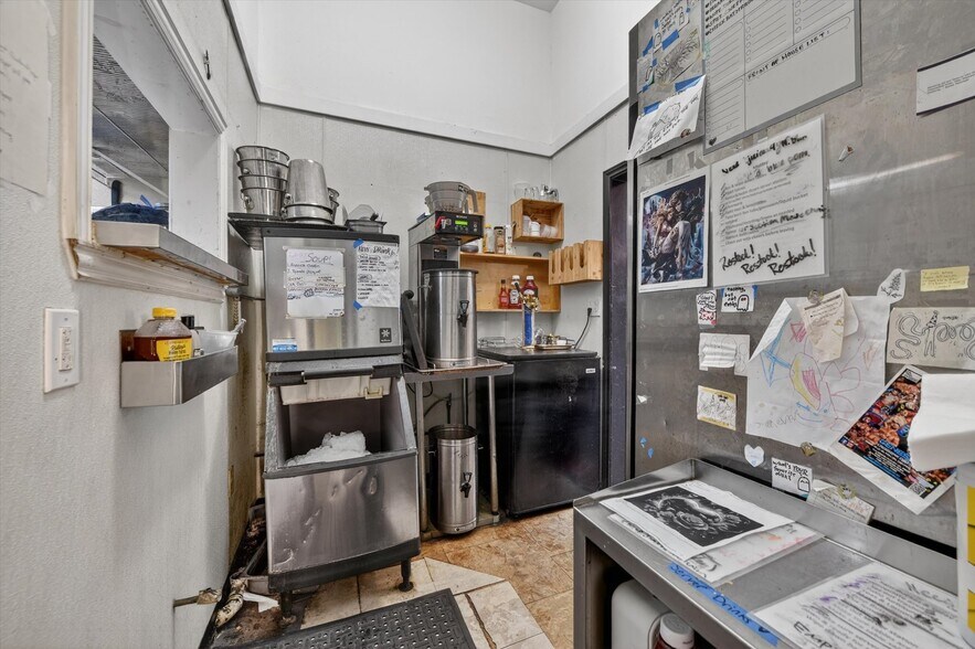 More Photos Of 107 W Hickory St, Denton General Retail For Sale