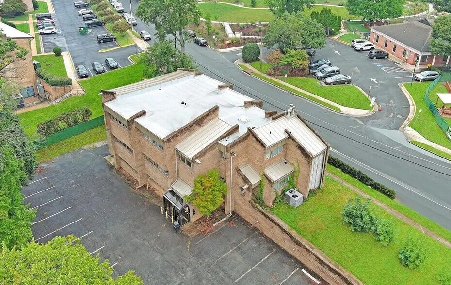 More Photos Of 4200 Daniels Ave, Annandale Office For Sale