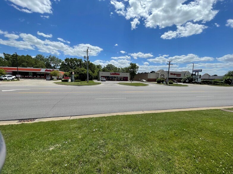 More Photos Of 840 Summit St, Elgin Storefront For Lease