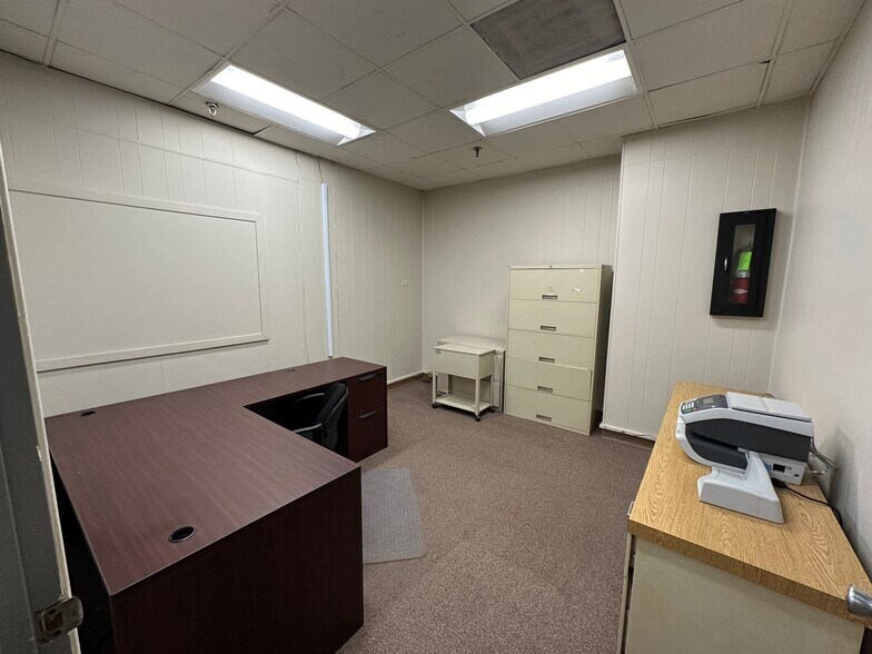 More Photos Of 425 N Gateway Ave, Rockwood Warehouse For Lease