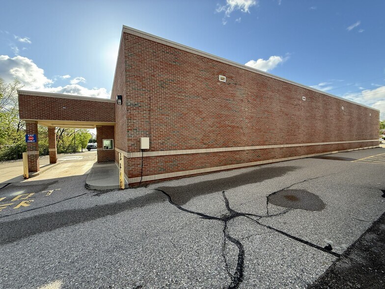 More Photos Of 800 Ann Arbor Rd W, Plymouth Drugstore For Sale