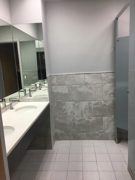 More Photos Of 69 Readington Rd, Branchburg Showroom For Lease