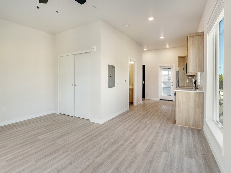 More Photos Of 4780 SE Belmont St, Portland Storefront Retail Residential For Lease