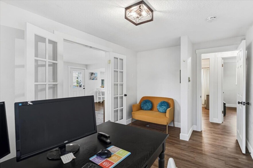 More Photos Of 2115 E 27th St, Vancouver Office For Sale