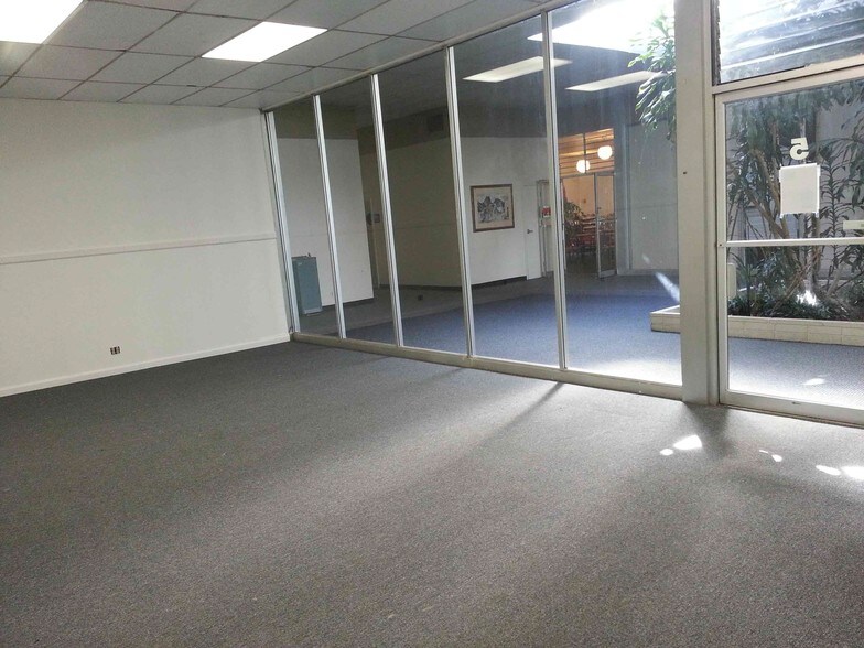 More Photos Of 833 Mahler Rd, Burlingame Warehouse For Lease