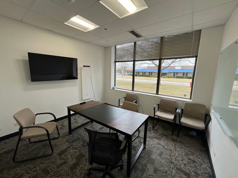 More Photos Of 909 E Orchard St, Mundelein Research And Development For Lease