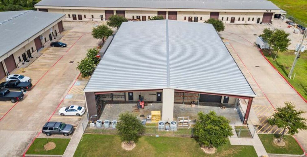 More Photos Of 701 S Persimmon St, Tomball Warehouse For Lease