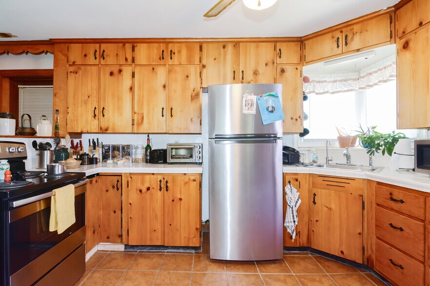 More Photos Of 152 Milford St, Upton Loft Creative Space For Sale