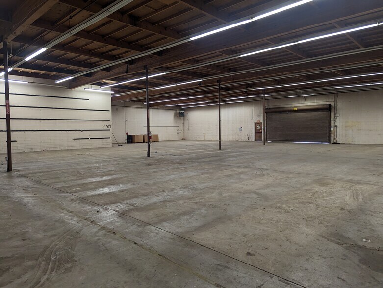 More Photos Of 1350 E Thompson Blvd, Ventura General Retail For Lease