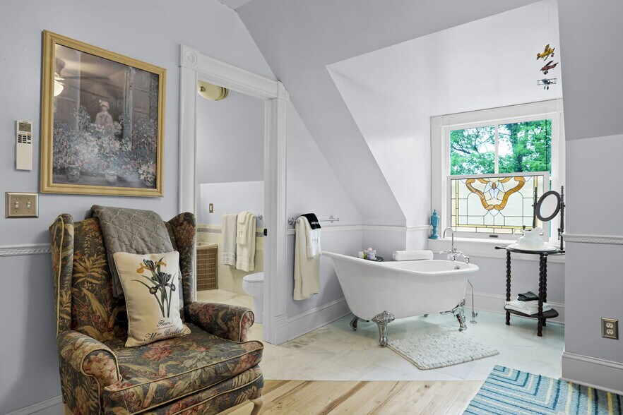 More Photos Of 504 W 5th St, Washington Hospitality For Sale