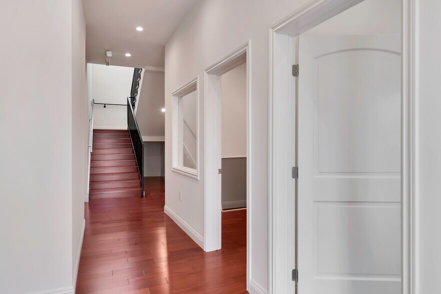 More Photos Of 1112 N Sherbourne Dr, West Hollywood Loft Creative Space For Lease