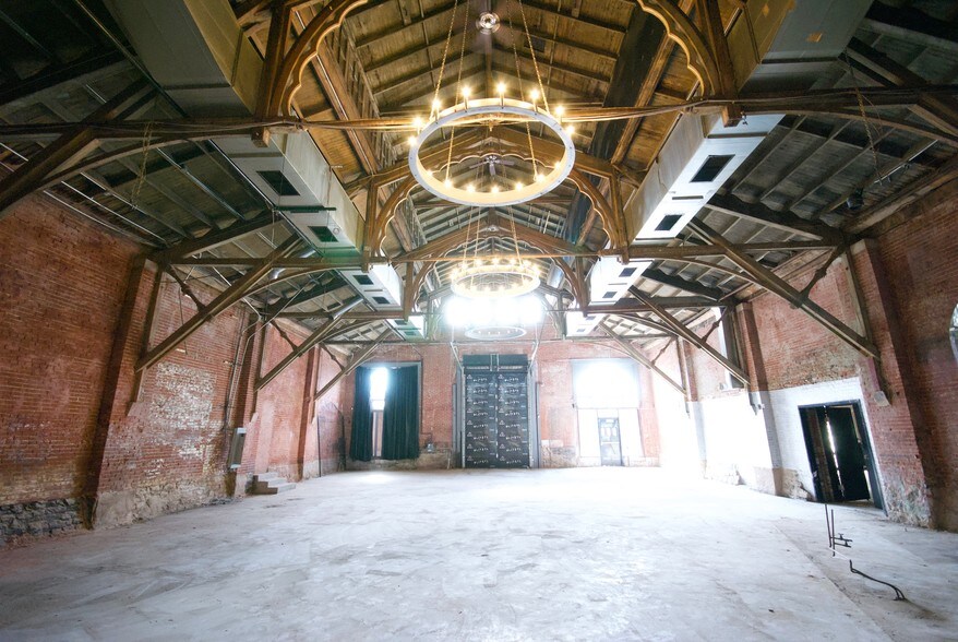 More Photos Of 3221-3225 Olive St, Saint Louis Bar For Lease