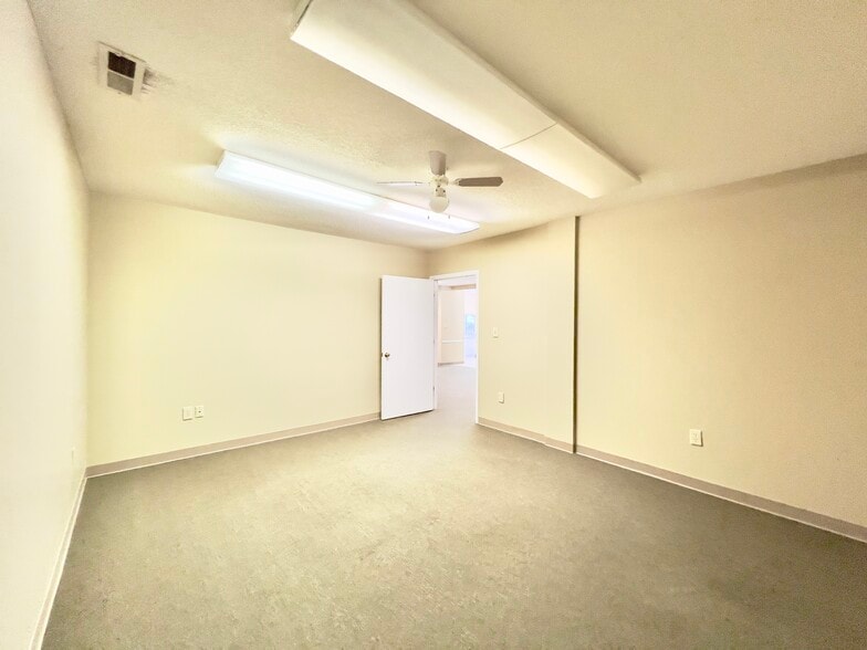 More Photos Of 735 S Broad St, Mooresville Office Residential For Lease