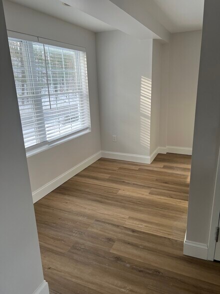 More Photos Of 205 W River Rd, Hooksett Storefront Retail Office For Lease