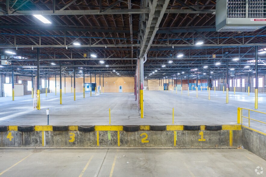 More Photos Of 88-92 Sunshine Rd, Kansas City Distribution For Lease