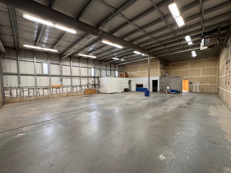 More Photos Of 7352 Greenridge Rd, Windsor Warehouse For Lease