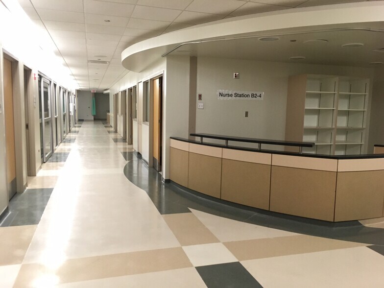 More Photos Of 901-934 Center St, Elgin Hospital For Sale