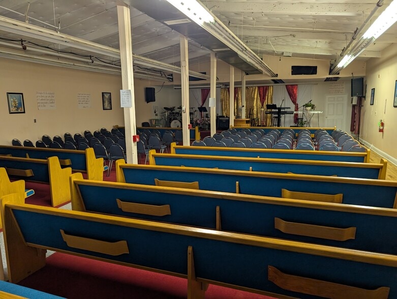 More Photos Of 230 Hawkins St, Burlington Warehouse For Lease