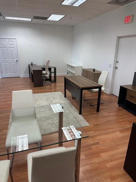 More Photos Of 7901 Kingspointe Pky, Orlando Showroom For Sale