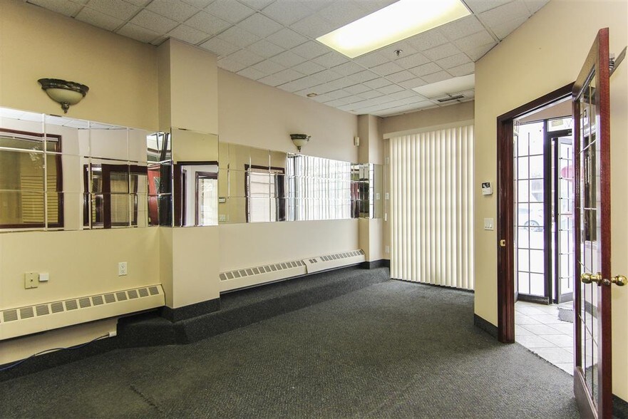 More Photos Of 1015 Centre St NW, Calgary Storefront Retail Residential For Lease