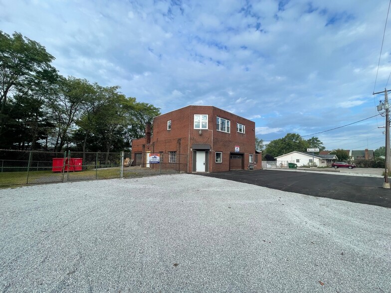 More Photos Of 2627 Waynesburg Dr SE, Canton Storefront Retail Residential For Sale