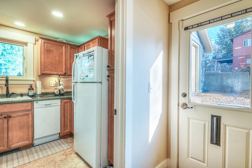 More Photos Of 525 NE Greenwood Ave, Bend Office For Sale