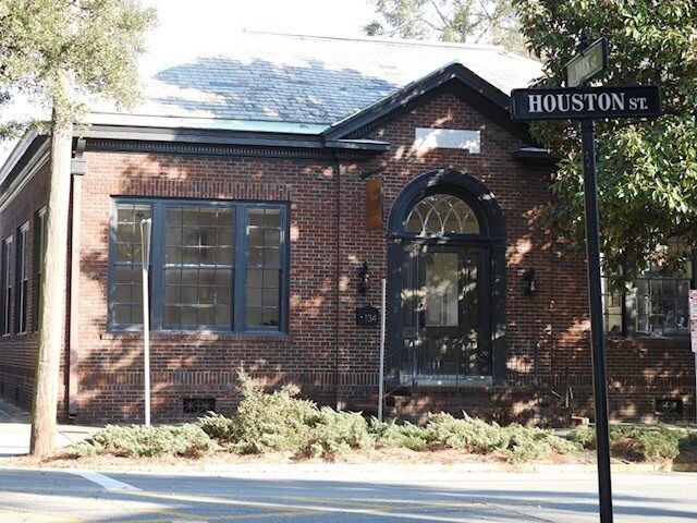 More Photos Of 134 Houston St, Savannah Freestanding For Lease