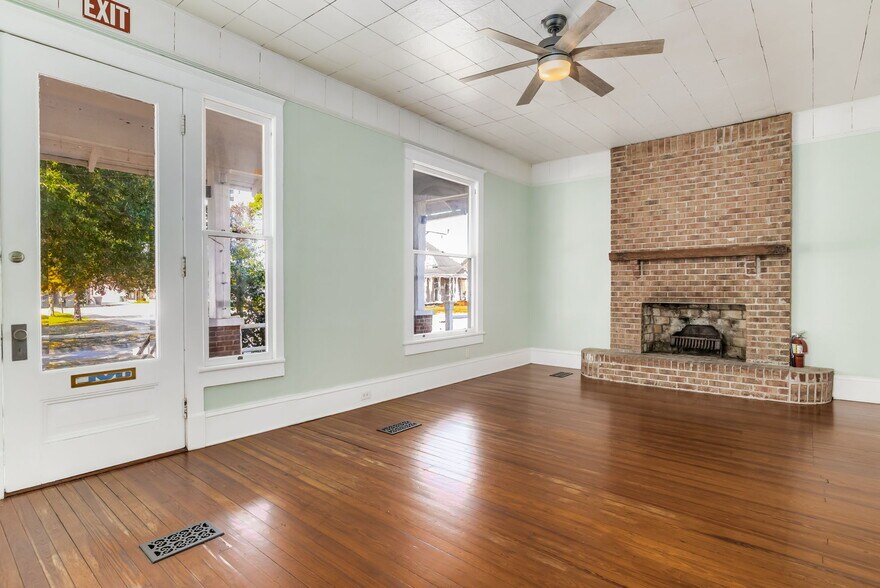 More Photos Of 6849 Oak St, Milton General Retail For Lease