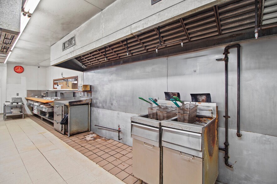 More Photos Of 911 N Broadway Ave, Ada Restaurant For Sale