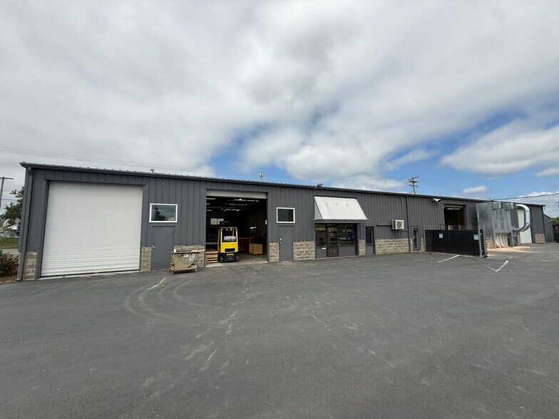 More Photos Of 697 34th St, Springfield Warehouse For Lease