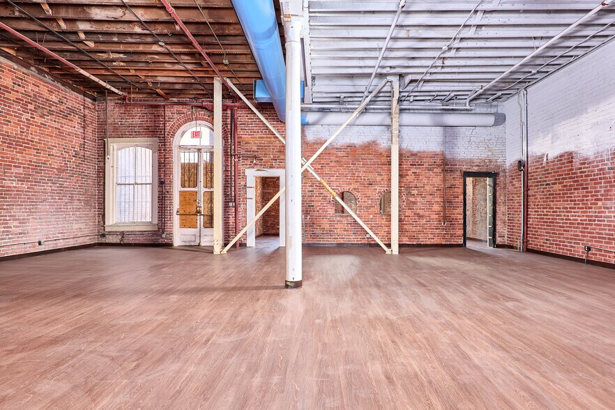 More Photos Of 910 2nd St, Sacramento Bar For Sale