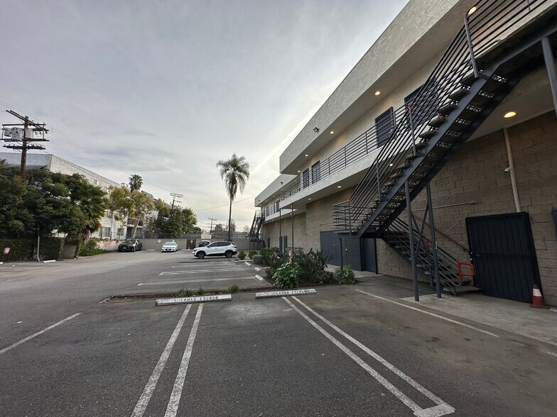 More Photos Of 13223 Ventura Blvd, Studio City Office For Lease