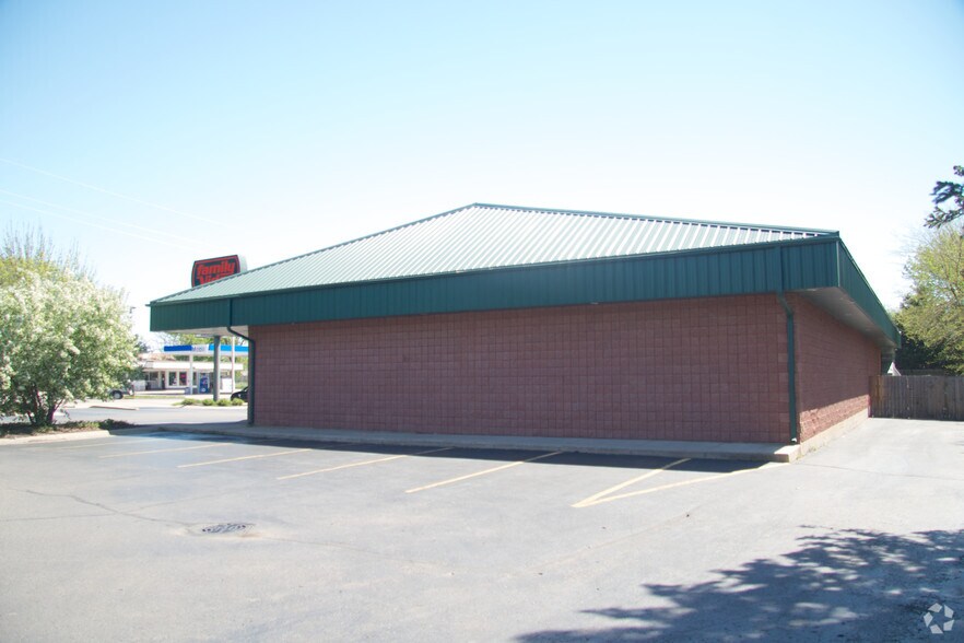 More Photos Of 1402 Liberty Ave, Beloit Freestanding For Lease