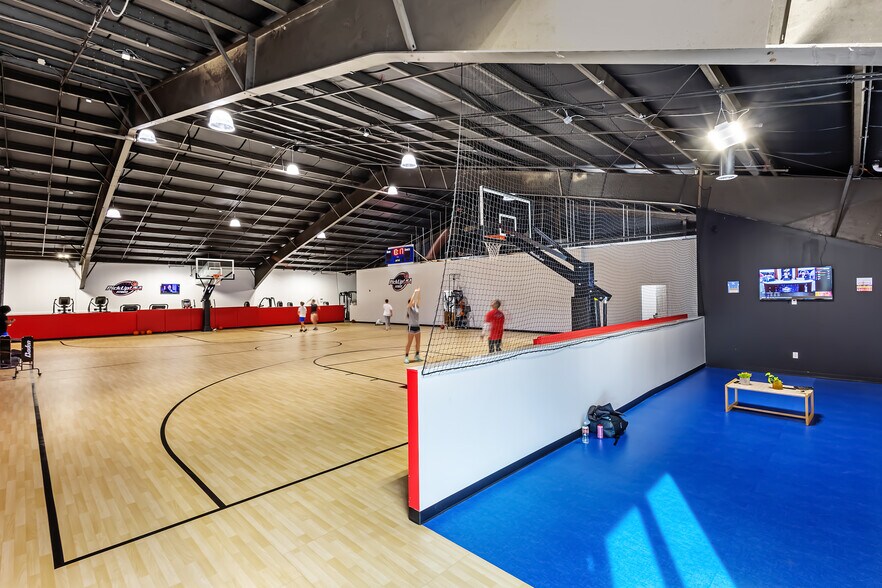 More Photos Of 6970 N Broadway St, Kansas City Showroom For Sale