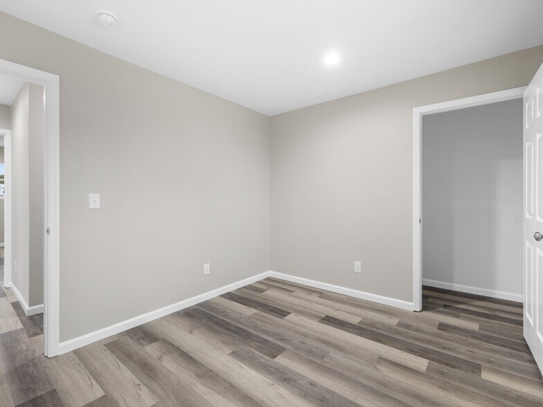 More Photos Of 3261 New Bern Hwy, Jacksonville Light Distribution For Lease