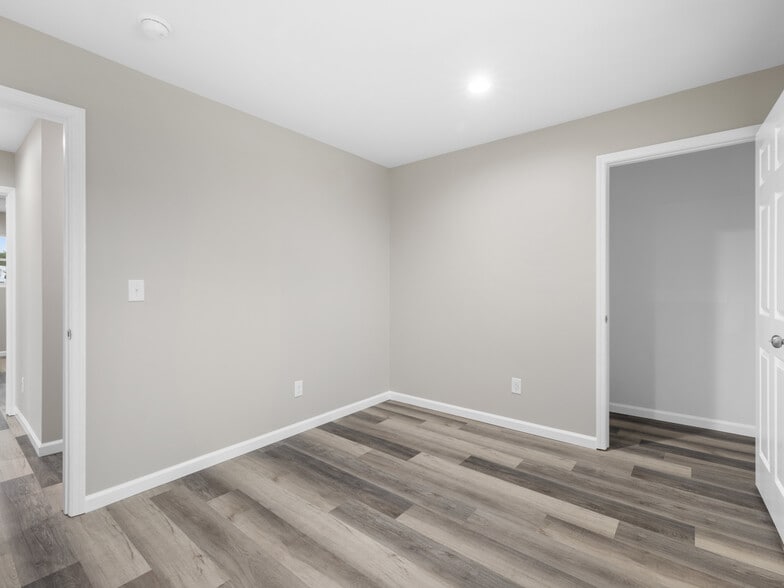 More Photos Of 3261 New Bern Hwy, Jacksonville Light Distribution For Lease