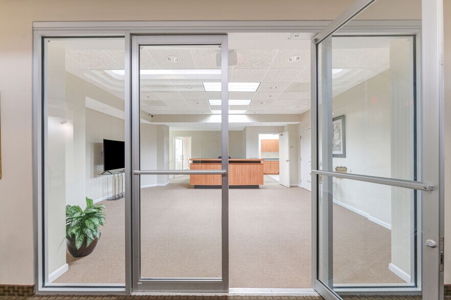 More Photos Of 2033 Main St, Sarasota Office For Lease
