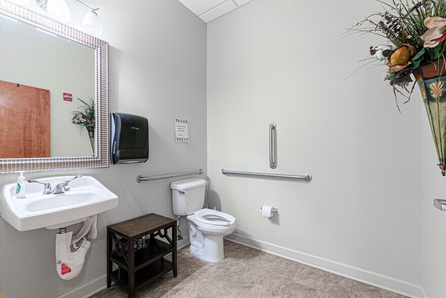 More Photos Of 7625 Maple Lawn Blvd, Fulton Medical For Lease