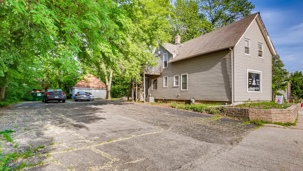 More Photos Of 231 N Milwaukee Ave, Wheeling Freestanding For Lease