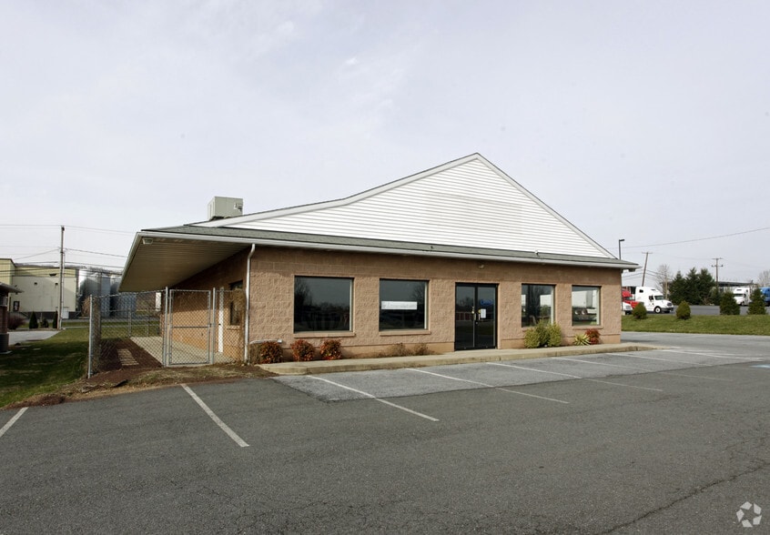 More Photos Of 408 E Penn Ave, Robesonia Freestanding For Lease