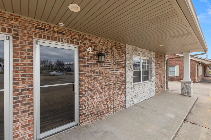 More Photos Of 2437 Myra Dr, Cape Girardeau Office For Sale