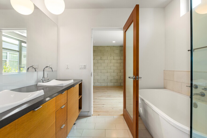 More Photos Of 3450 Cahuenga Blvd W, Los Angeles Office Residential For Sale